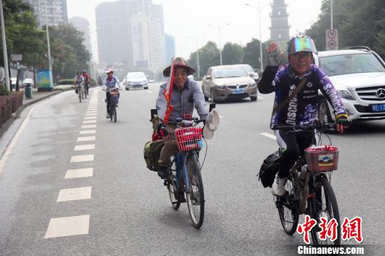 老人們騎著單車來看三峽　黃余洋　攝