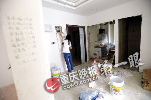 装修公司跑摊,李女士家里一片狼藉。