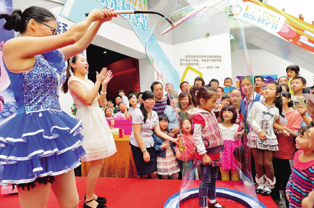 昨日上午，在省科技馆，2014年全国科普日“欢乐科学节”上，精彩的科普小品让孩子们欢呼不已。 　　陈飞 摄