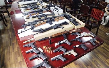武汉警方展示收缴的各类气枪、仿真枪38支。通讯员 王威 摄