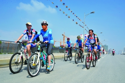 9月21日上午,长沙市举行无车日启动仪式,200多名自行车爱好者以实际行动倡导绿色出行。