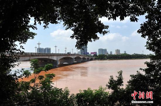 南宁迎洪峰公园被淹 市民水中淡定钓鱼