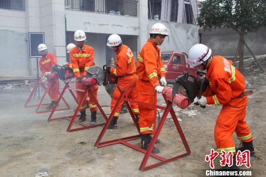 图为消防官兵正在切割销毁劣质灭火器。