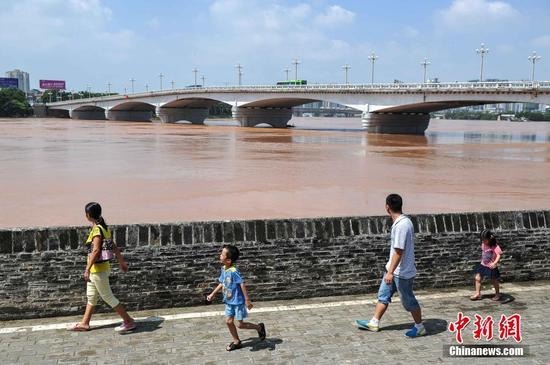 南宁迎洪峰公园被淹 市民水中淡定钓鱼