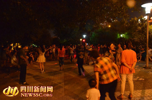南充滨江大道,晚间跳坝坝舞的市民
