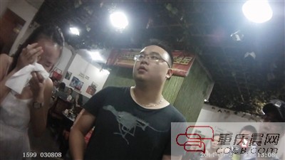 左小姐难受地捂着眼睛。警方供图