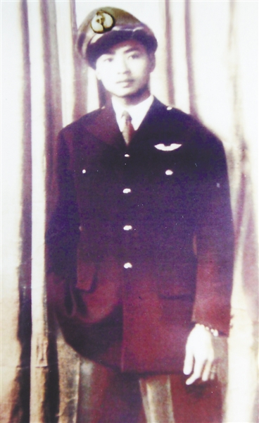 1943年,龙启明在昆明。