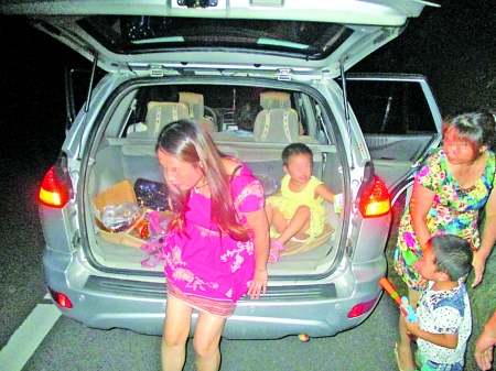 越野车后备厢里还躺着1个大人和1个小孩