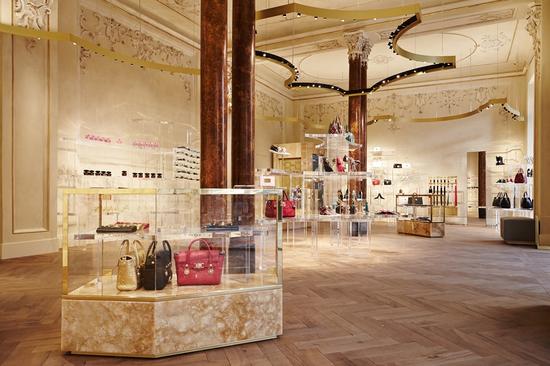VERSACE位处米兰心脏地带的精品店隆重开幕|VERSACE|精品店|米兰_新浪时尚_新浪网