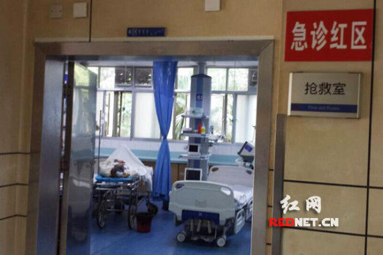 (武汉男子赵伟(化名)躺在长沙市中心医院急诊抢救室里。)