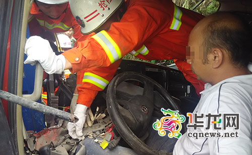 消防官兵正在进行救援。