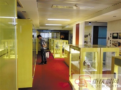 观音桥这家公司大厅的展示柜里,摆满了藏友寄放的藏品。