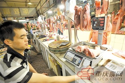 22日,渝中区学田湾农贸市场猪肉区,顾客购买猪肉时,打印出购物凭据条。