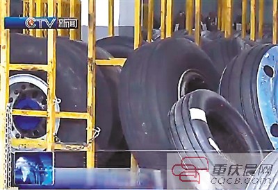 库房里码放的飞机轮胎。 视频截图
