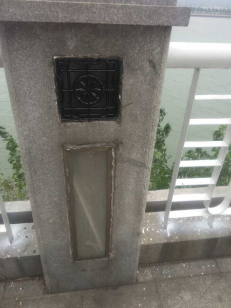 破裂的瓷板画被换成了有机玻璃。贺珍 李姝阳 摄影报道