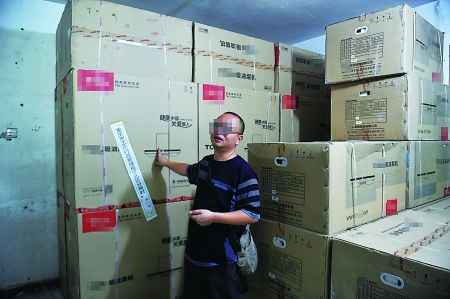 渝中区新华路,刘先生库房的货物被工商部门查封