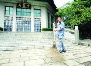 梅立新清扫英烈堂外的地面