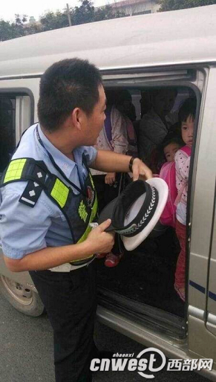 “黑校車”路遇檢查強(qiáng)行沖關(guān) 拖行民警數(shù)百米被拘