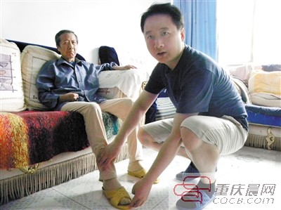 第030版:重庆新闻 下一篇4 当年高考状元 辞职还乡照顾病父 守孝和事业究竟该如何选择,你对此有何高见 2014年9月24日 星期三 重庆晨报 雷军在照顾父亲。
