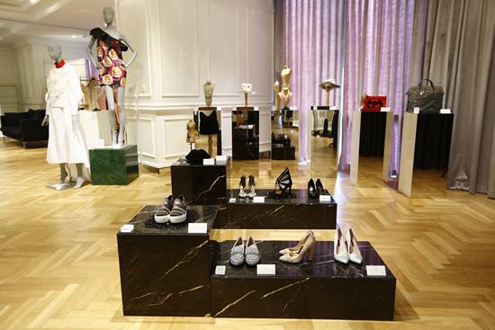 北京老佛爷百货携手施华洛世奇带来璀璨圣诞