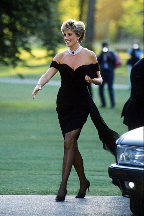 1997年，“复仇女神”小黑裙以74,000美元的高价拍卖售出