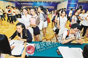 非机械类公司展台前大学生排队