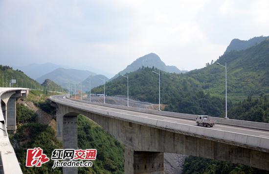 (9月27日,广州至乐昌高速公路(以下简称“广乐高速”)将建成通车。届时,往返湘粤之间的车主选择走广乐高速将比选择走车多路窄的京港澳高速至少快1个小时,而通行费只多16元左右。)