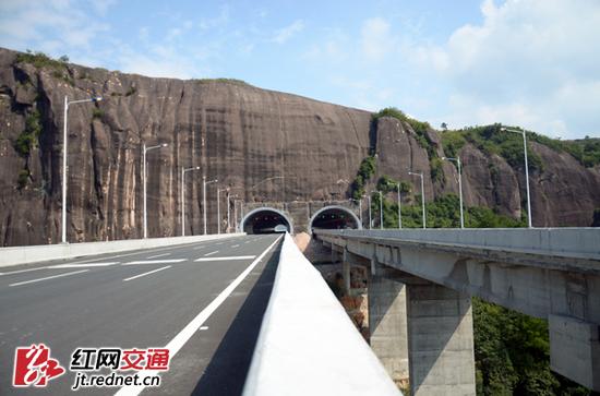 (广乐高速公路规模大、线路长,其所经地形、地质条件复杂,山区路段多。全线桥隧比35%,尤其大瑶山路段K26+432~K49+160段,桥隧相接,桥隧比例高达96%。)