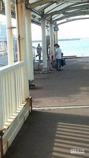 GD回头张望