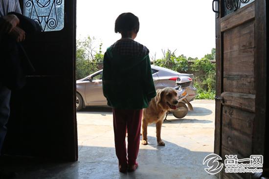 6岁的萍萍，对于遭遇的劫难还不甚明了，但她瘦小孤独的背影，让人看了无比怜惜。