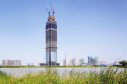 图为：武汉中心高度已经突破300米，超过结构高度283米的民生银行大厦