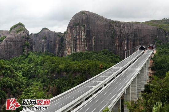 (广乐高速公路在韶关秀美的丹霞风光里穿行。)
