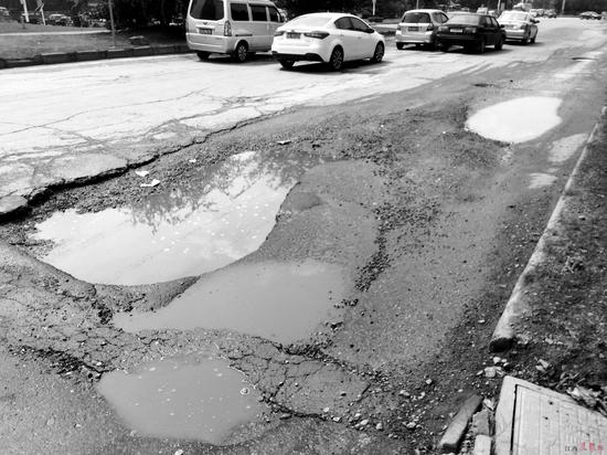 ▲昌东大道靠近艾溪湖路段500米路面现10余个坑。