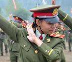 兩千女生齊跳小蘋果