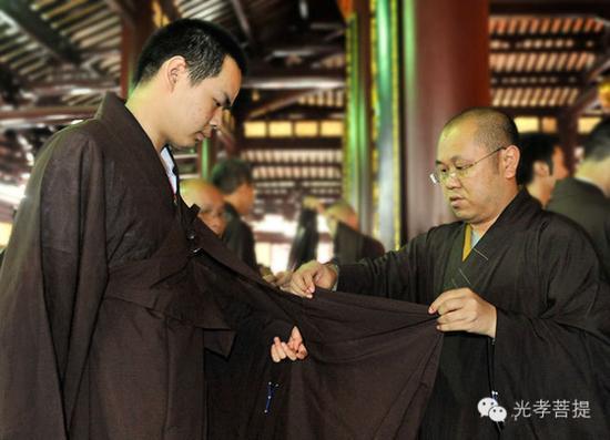 法师亲自为戒子披戒衣