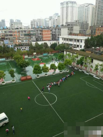 昆明一小学发生踩踏致一、二年级小学生6人死