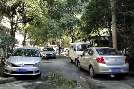 成都小区停车难 都往消防通道上占