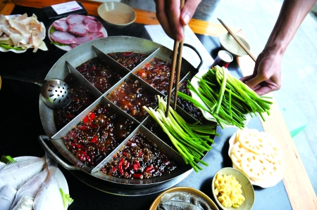 2、煮菜前要在锅里放一些豆芽和小葱