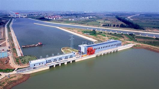 图为：鸟瞰引江济汉工程入口处节制闸与泵站