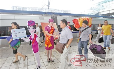 昨日,火车北站,成渝动车五周年庆,列车工作人员给乘客车票上盖纪念章。