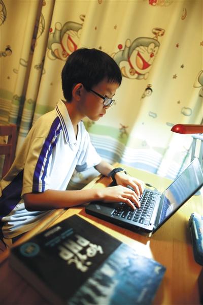 9月26日晚，13岁的汪正扬在编写程序。这位“中国最小黑客”希望能被称为“白帽子”。