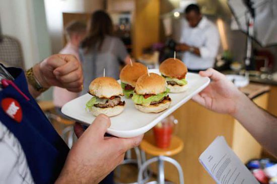 英国餐厅将推出“人肉味”汉堡，灵感来自食人者描述。