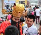 “財神爺”現(xiàn)身西安街頭