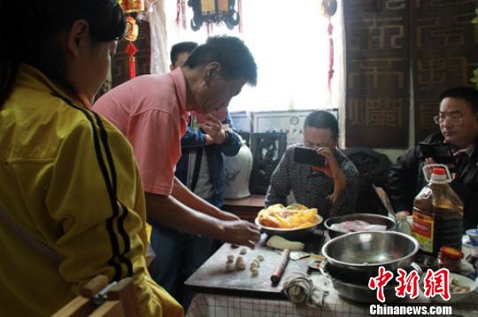 李领根在教授徒弟做锅贴。董莹摄