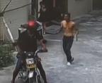 男子搶劫反遭扒衣