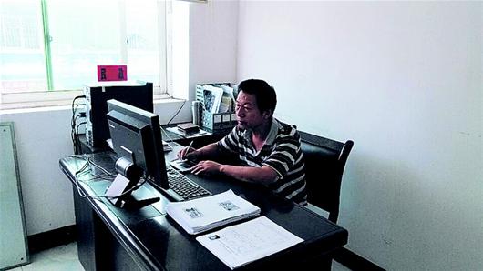 鄂州西山街办有位摩托车管家 骑车串户给村民