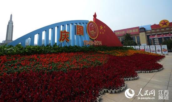 南昌八一广场国旗花圃亮相。