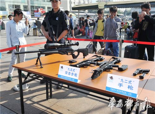 成都宣传防恐怖袭击常识 高科技设备集体亮相