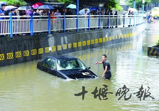 黑色轿车硬闯集水区趴窝