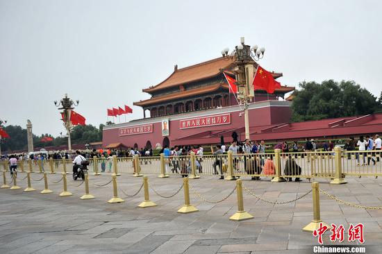 北京长安街华灯首次悬挂国旗迎国庆